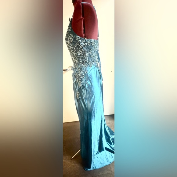 Elegant Blue Embellished Gown Size 10 - Picture 7 of 13